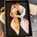Carré de soie élégant à motif floral, foulard de cou tendance pour femme et accessoire de cheveux. - FG354-1