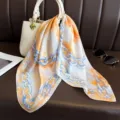Élégant foulard carré en soie pour femme avec un bel imprimé chaîne et motif floral. - FG341-4
