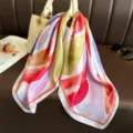 Foulard en soie à imprimé floral abstrait, élégant et polyvalent pour toutes les tenues. - FG342-1