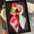 Femme mode coloré abstrait impression soie sensation carré foulard élégant accessoire. - FG352-1