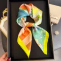 Magnifique carré de soie à imprimé floral abstrait, foulard élégant pour femme chic. - FG352-4