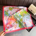 Carré de soie à imprimé floral élégant avec design de peinture à l'huile et bordure rouge pour femmes. - FG351-2