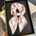 Élégant carré en soie rose avec imprimé classique de chevaux et de harnais pour femmes. - FG337-1