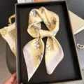 Élégant carré de soie avec motif de cheval, foulard de cou de luxe pour la mode quotidienne des femmes. - FG337-2