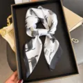 Foulard en soie imprime noir et blanc elegant, accessoire de cou tendance pour femmes. - FG339-1