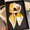 Élégant foulard carré en soie jaune et blanc, idéal pour un look chic et quotidien. - FG342-2
