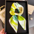 Foulard carre en soie verte et jaune abstrait pour femme, accessoire de cou chic. - FG342-3