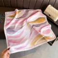 Élégant foulard carré en soie pour femme avec motif floral abstrait coloré, doux et tendance. - FG342-4