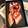 Élégant foulard en soie à imprimé floral, magnifique carré orange et bordeaux pour femme. - FG343-2