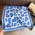 Foulard carre en soie geometrique imprime leopard bleu et blanc mode femme chic - FG343-3