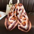 Foulard carré élégant pour femmes avec motif léopard abstrait et bordure contrastée. - FG343-4