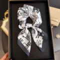 Foulard en soie carré à imprimé abstrait noir et blanc écharpe de cou pour femme. - FG346-1