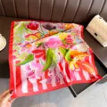 Carré de soie avec imprimé floral vibrant, design artistique élégant pour les femmes au quotidien. - FG352-3