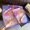 Élégant carré de soie violet à imprimé floral, idéal pour foulard, accessoire de cou ou coiffe. - FG353-1