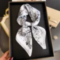 Foulard carre en soie a imprime floral noir et blanc elegant, accessoire polyvalent pour femme. - FG345-2