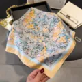 Prachtig detail van vierkante sjaal met bloemenprint, elegant zijdeachtig halsdoekontwerp. - Khaki