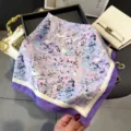 Detail van een kleurrijke zijden sjaal met bloemenprint voor stijlvol dagelijks gebruik. - Paars