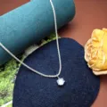 Collana con catena in argento brillante con un pendente solitario scintillante. - Solitario a sei griffe