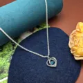Elegante collana con pendente a cuore in argento con splendida pietra blu e catena. - Cuore Dinamico