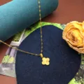 Collana con ciondolo a trifoglio in acciaio titanio dorato, semplice catena clavicola. - Collana Trifoglio Laser / Oro