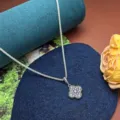 Collana con ciondolo a trifoglio in argento con pietre scintillanti e delicata catena ritorta. - Quadrifoglio Pavé
