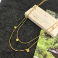 Collana dorata a doppio strato con graziosi ciondoli a cuore gioiello in acciaio al titanio - Collana a cuoricino