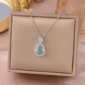 Close-up of the elegant gourd pendant necklace with green imitation chalcedony and dazzling zircon. - O Chain / Silver-Blue