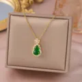 Chic collana con ciondolo a zucca di giada verde in acciaio titanio con pietre brillanti. - Catena a O / Oro-Verde