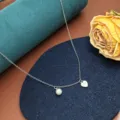 Inquadratura dettagliata di collana minimalista in acciaio titanio con perla e cuore. - Collana Perla Artificiale Cuore Love / Argento