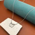 Dettaglio collana con farfalla vuota, catena a serpente in argento e ciondolo, gioiello trendy. - Farfalla Traforata / Collana Farfalla Traforata Argento