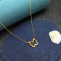 Collana con pendente a farfalla vuota dorata minimalista, elegante catena per clavicola. - Farfalla Traforata / Collana Farfalla Traforata Oro