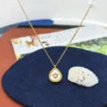Vista dettagliata della collana con ciondolo a goccia corona dorata, bigiotteria moda. - Collana a corona con goccia d'acqua / Oro