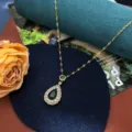 Collana in oro con ciondolo gemma verde a pera zircone elegante catenina da clavicola dettaglio - Collana / Oro - Pavé Smeraldo Goccia