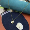 Squisita collana placcata in oro con ciondolo bianco quadrato e delicato dettaglio di rosa. - Collana con Rosa Quadrata / Oro