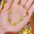 Raffinato bracciale con cinque fiori di trifoglio in oro brillante, gioiello elegante. - Stile Quadrifoglio di Ghiaccio Lucente (Stile: 2)