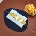 Primo piano del bracciale con ciondoli a moneta dorata vintage e dettagli retro. - Stile 4 (6096125571155)