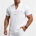 Primer plano detallado de la camisa Henley blanca de lino con mangas cortas y bolsillo. - S / Blanco