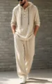 Detailansicht des leinenen Kapuzen-Henley-Hemds und passenden Freizeithosen-Sets in Beige. - S / Oberteil und Unterteil / Khaki