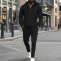Detailaufnahme des Herren Waffelstrick Hoodie und Hosen zweiteiligen Sets in klassischem Schwarz. - S / Schwarz