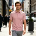 Vue de détail polo rose pour homme, vêtement d'été coupe slim manches courtes respirant. - Rose