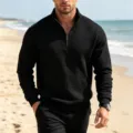 Detailansicht des schwarzen Waffelstrick Viertelreißverschluss Sweatshirts am Strand. - S / Oberteile / Schwarz