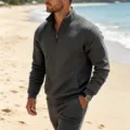 Detailansicht des Jacquard Karo Herren Sweatshirts mit Viertelreißverschluss am Strand. - S / Oberteile / Dunkelgrau