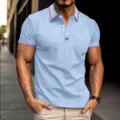 Chemise polo de loisirs pour hommes à manches courtes bleu clair avec col rayé et boutons. - Bleu clair