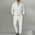 Detailaufnahme des weißen Waffelstrick Langarm-Poloshirts und passender Freizeithose. - S / Oberteil und Unterteil / Weiß
