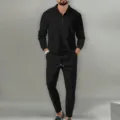 Herren schwarzer Waffelstrick langarm Reißverschluss Polohemd Hosen Set Detailansicht. - S / Oberteil und Unterteil / Schwarz