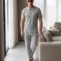 Detailansicht des Herren Waffelstrick Kurzarm Henley Shirts und Freizeithosen Sets in Grau. - S / Oberteil und Unterteil / Grau