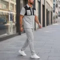 Herren Waffelstrick Kurzarmhemd und Hose Set Freizeitoutfit Detailansicht im modernen Stil. - S / Oberteil und Unterteil / Grau