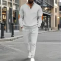 Detailaufnahme des Herren Waffelstrick Halbreißverschluss Sweatshirt und Jogginghose Set. - S / Oberteil und Unterteil / Grau