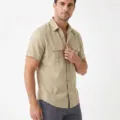 Detailansicht des khakifarbenen Leinen Kurzarm-Freizeithemds für Herren mit zwei Brusttaschen. - S / Oberteile / Khaki