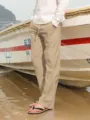 Detailansicht der Herren Freizeithose aus Leinen mit Kordelzug in Khaki, sommerliche Strandhose. - Khaki